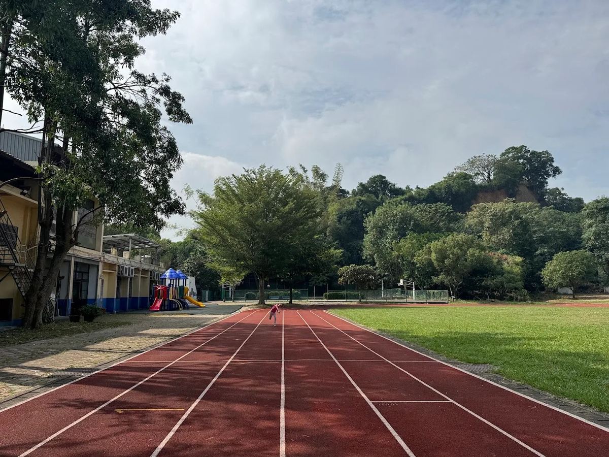 快官國小操場跑道與草地 · Kuaiguan Elementary's running track and green field