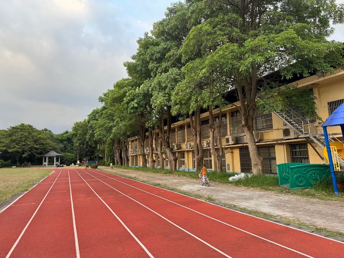 快官國小校舍與跑道
