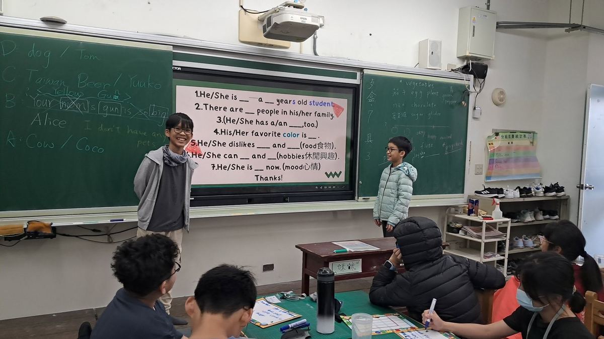 學生上台用英語自我介紹