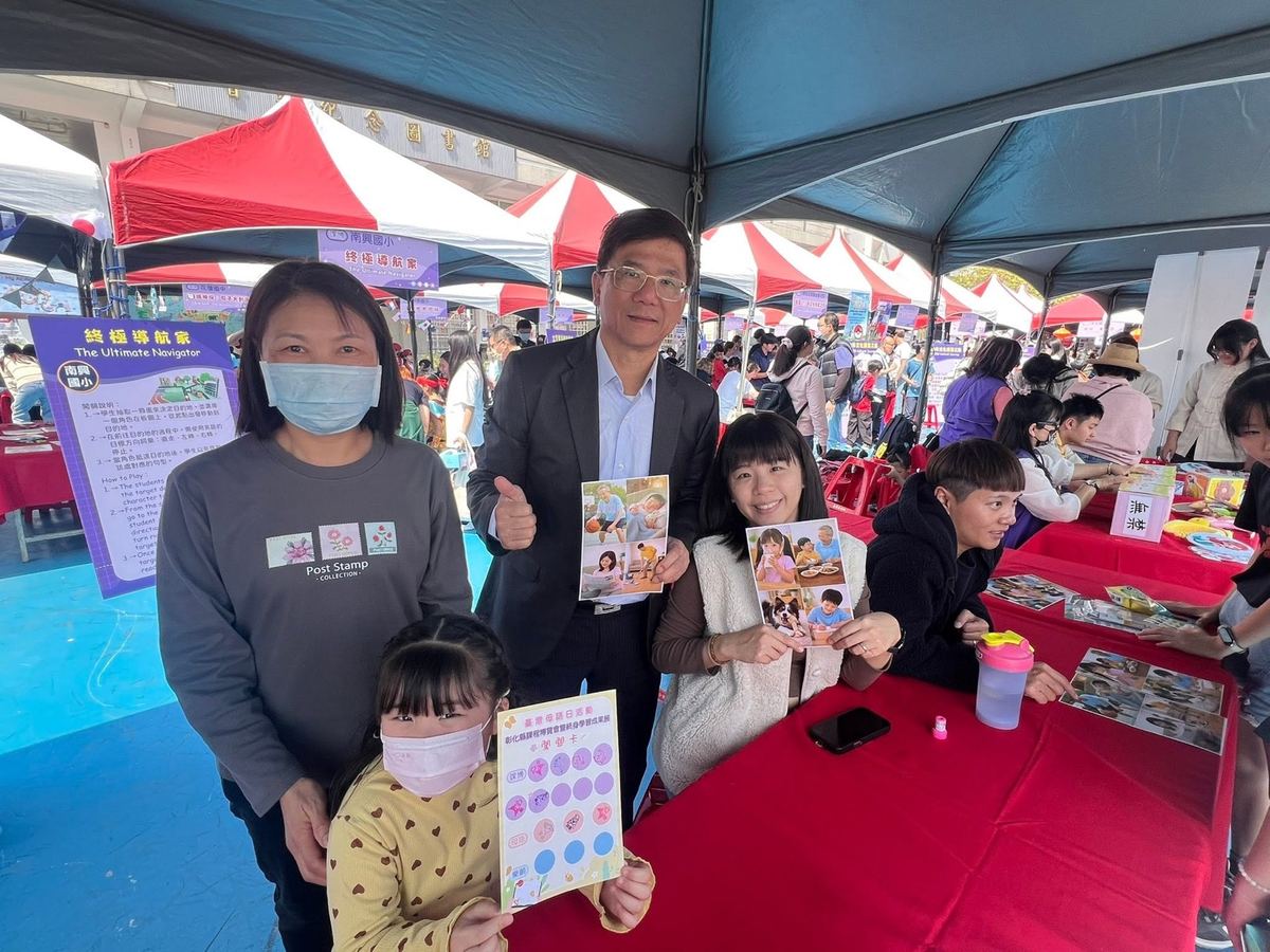 聯興國小攤位家長與學生合影