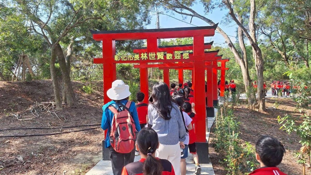聯興國小學生走過紅色鳥居參道