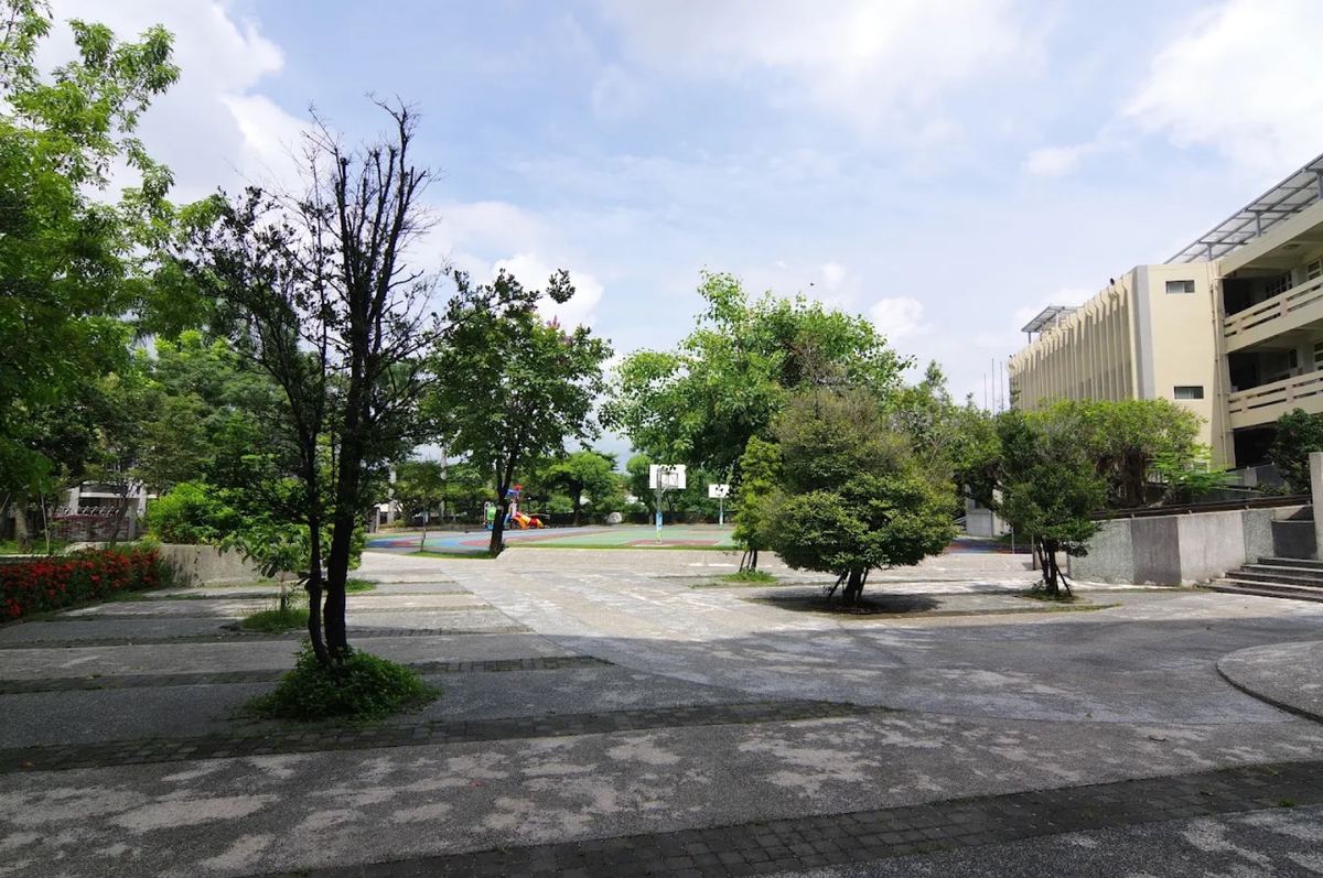 聯興國小校園庭院與樹木