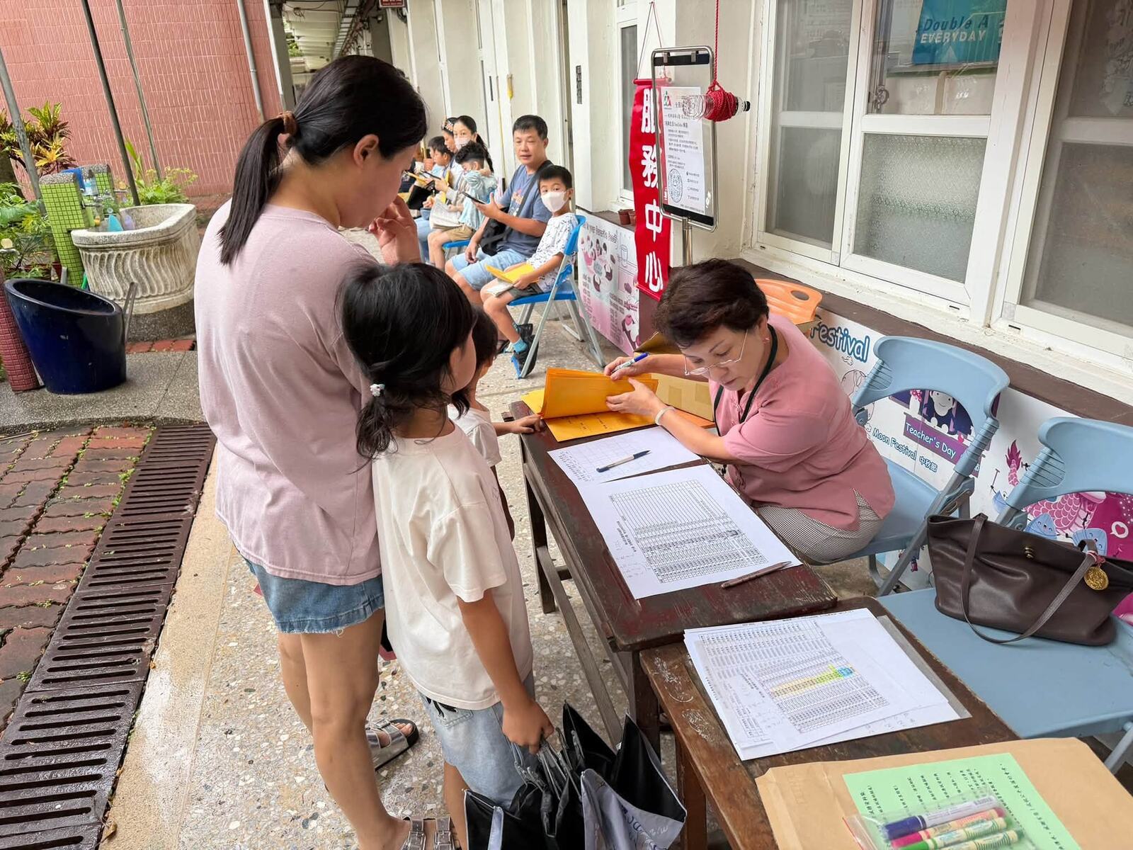 洛津國小家長陪同孩子報到全國經典會考 A Loojing parent and child checking in for the National Classics Examination