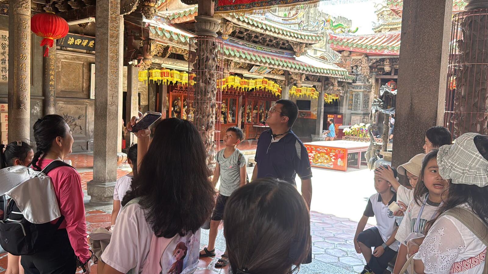 洛津國小學生參觀鹿港特色廟宇 Loojing students visiting a landmark Lugang temple