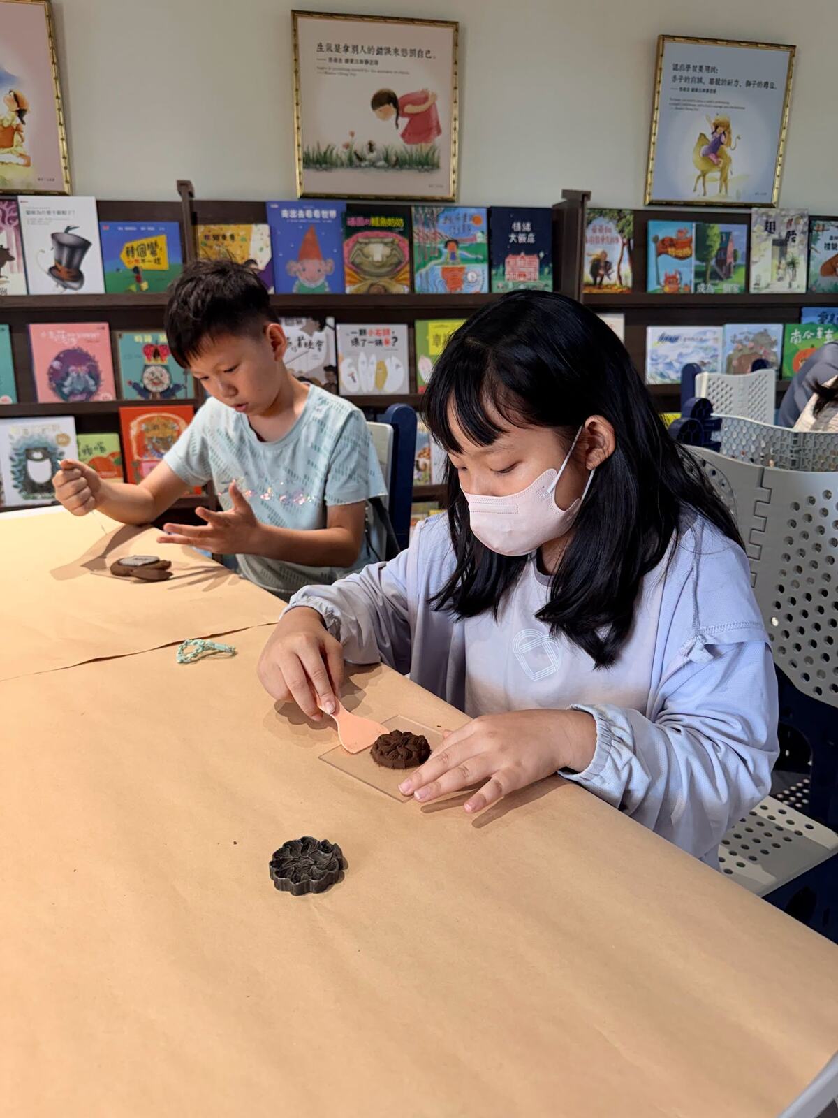洛津國小學生手作壓模香牌 A Loojing student pressing her incense tablet into shape