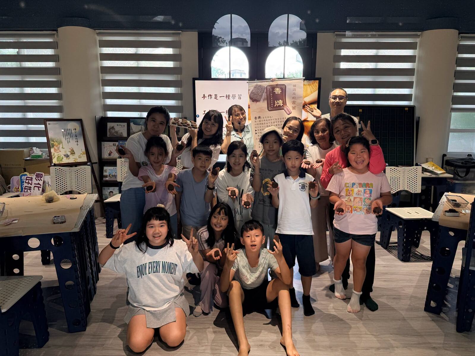 洛津國小學生展示完成的香牌作品 Loojing students showing off their finished incense tablets