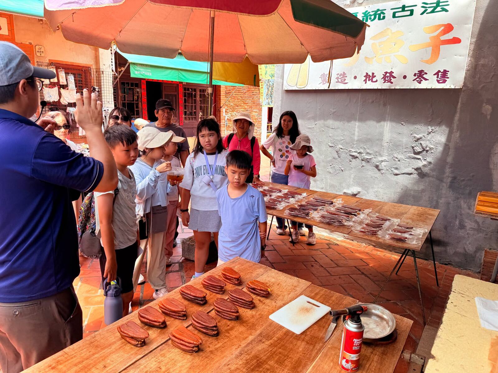 洛津國小學生參觀古法烏魚子製作 Loojing students visiting a traditional mullet roe shop