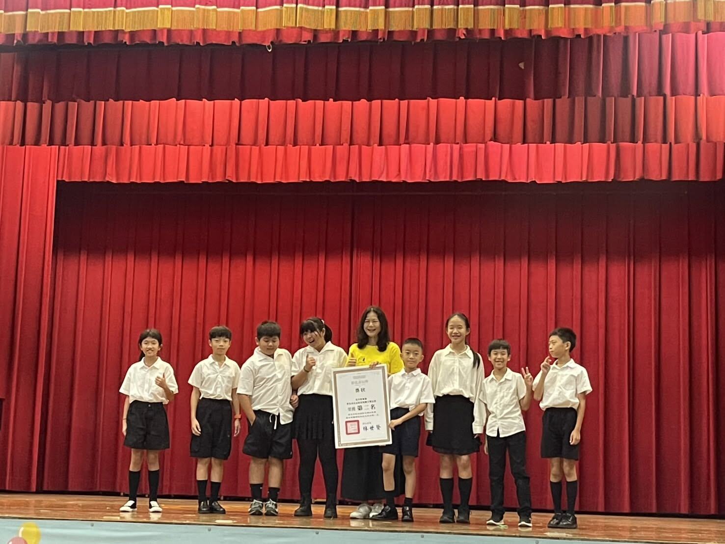 洛津111團獲得優等 Loojing Ensemble 111 receiving their award