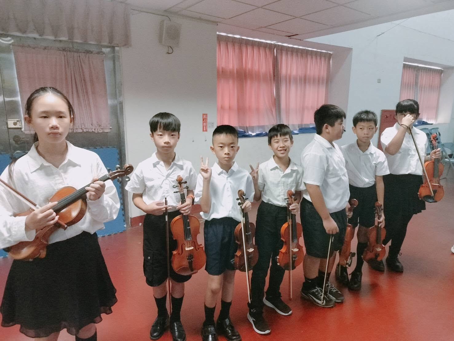 洛津弦樂團團員合影 Loojing Elementary's String Ensemble members together with their instruments