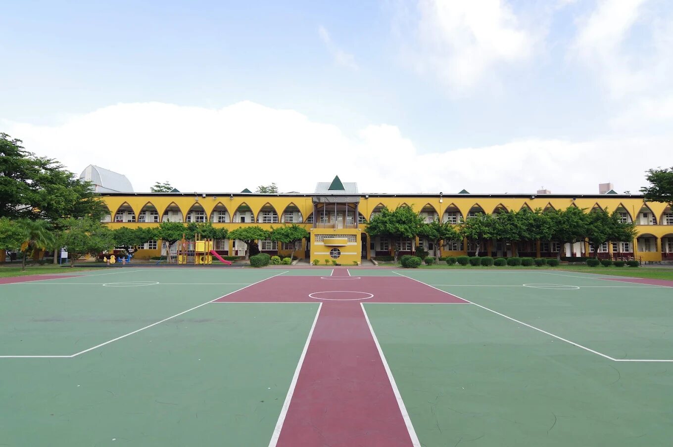 洛津國小拱廊校舍與中庭 Loojing Elementary's arcaded school building and courtyard