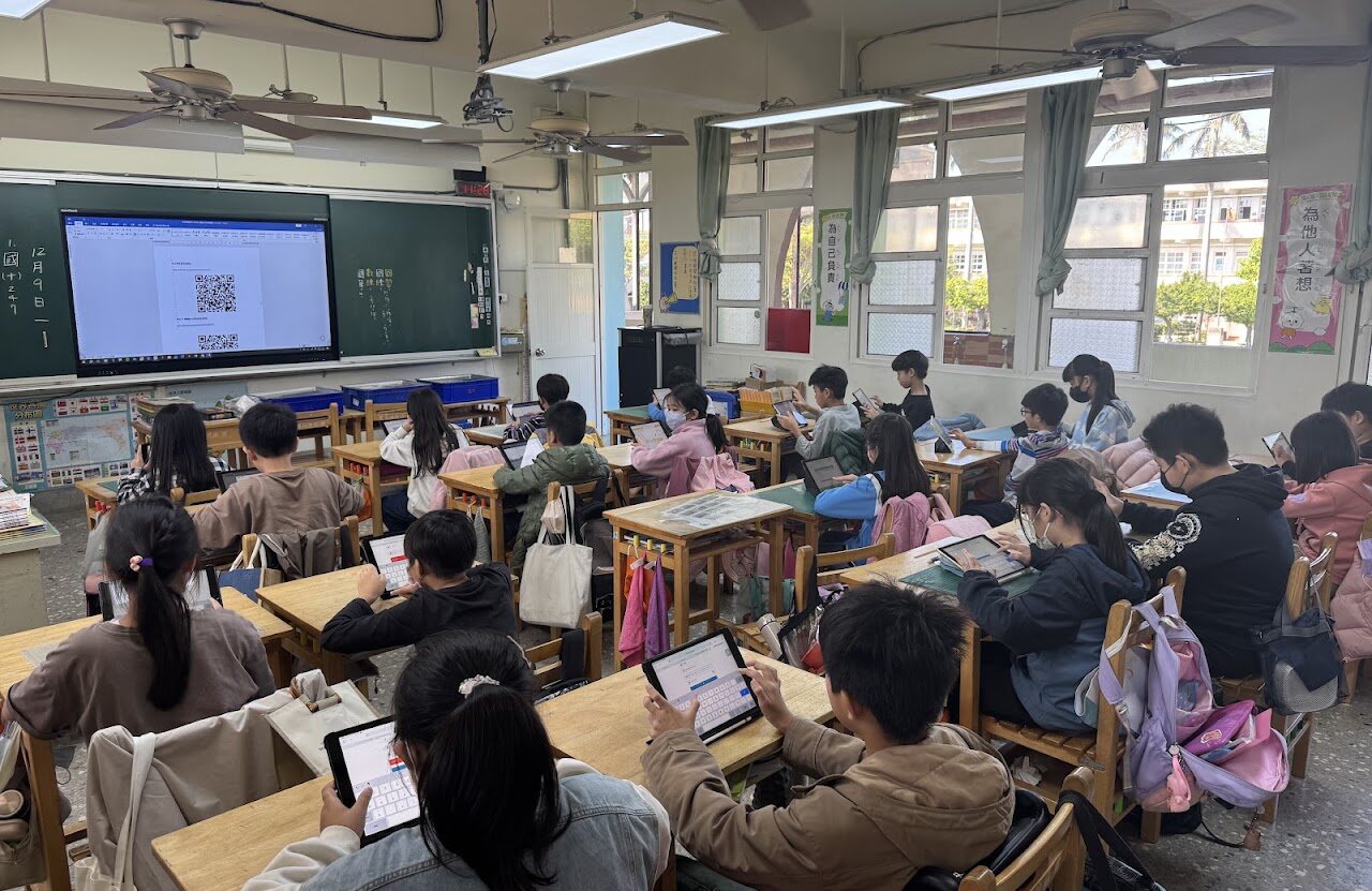 洛津國小學生使用平板上課 Loojing students learning with tablets