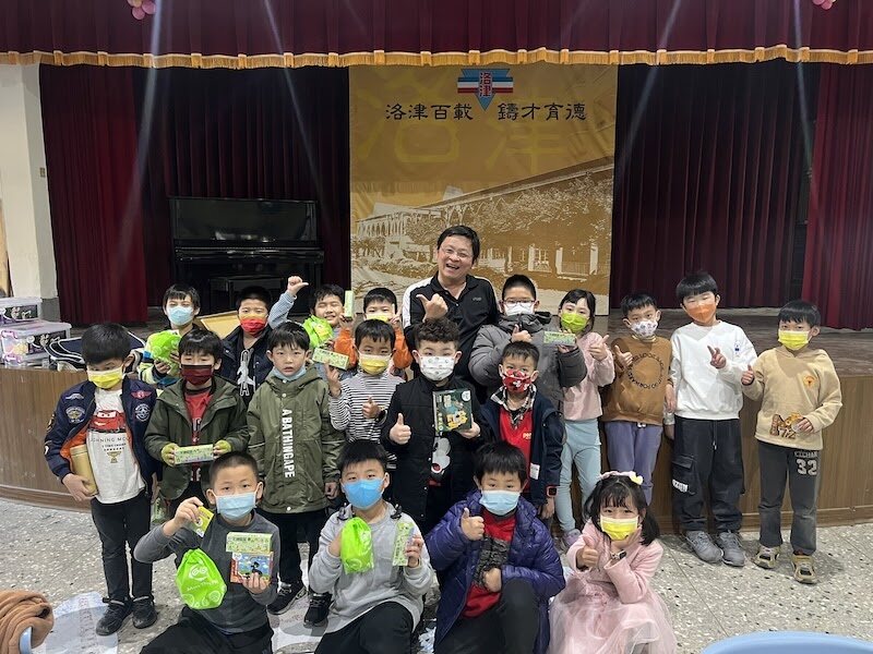 洛津國小學生展示智高積木作品 Loojing students showing off their Gigo Blocks creations