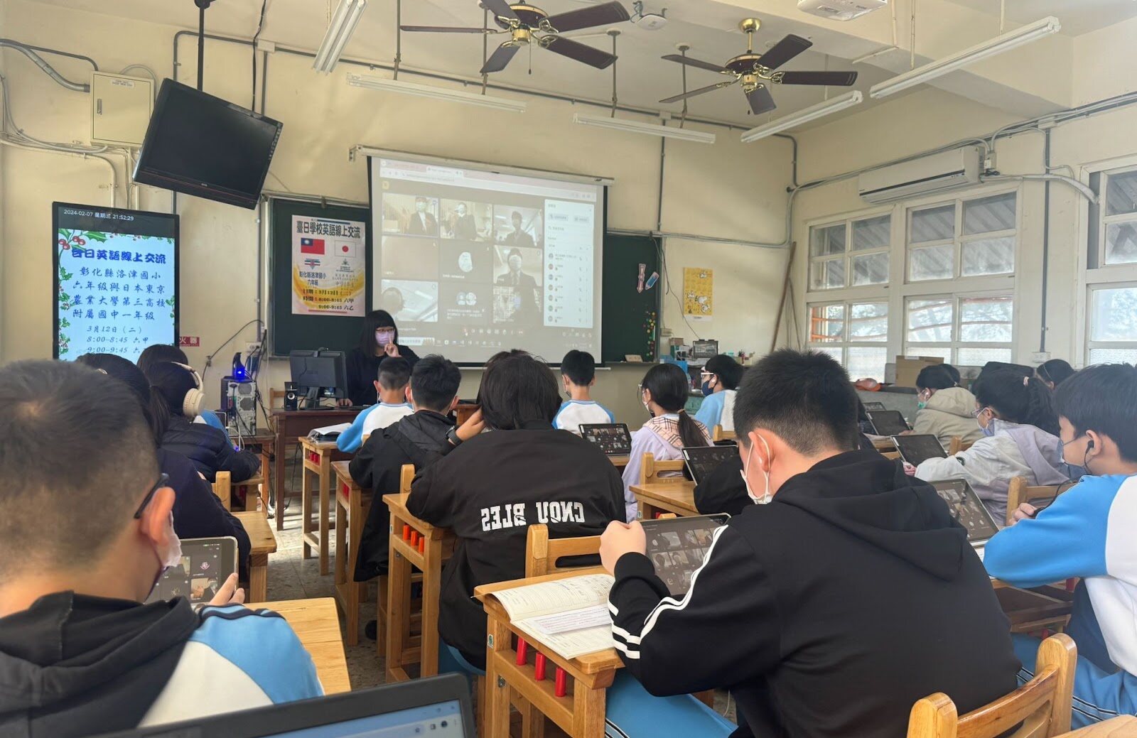 洛津國小學生透過平板參與台日英語線上交流 Loojing students joining the Taiwan-Japan online English exchange on their tablets
