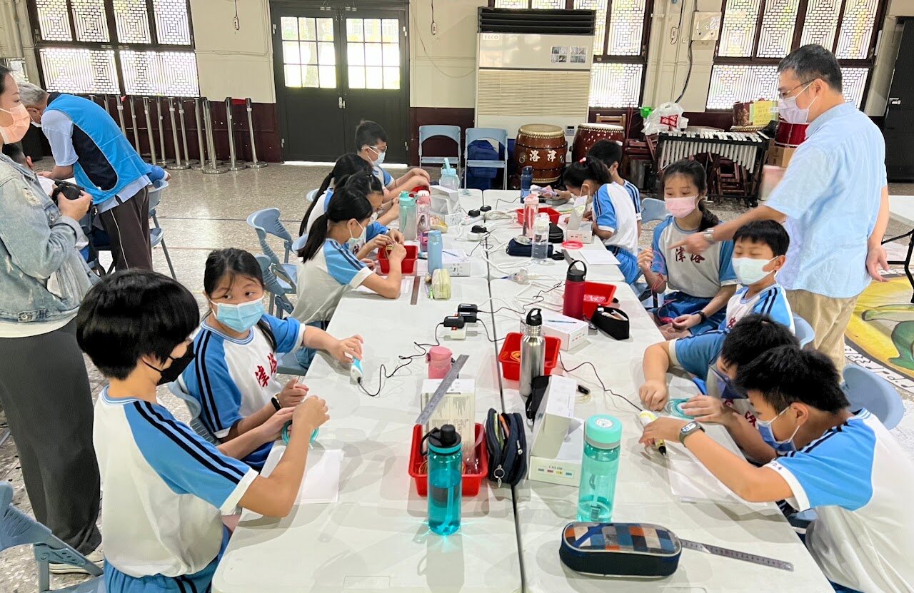 洛津國小學生使用3D列印筆 Loojing students using 3D printing pens
