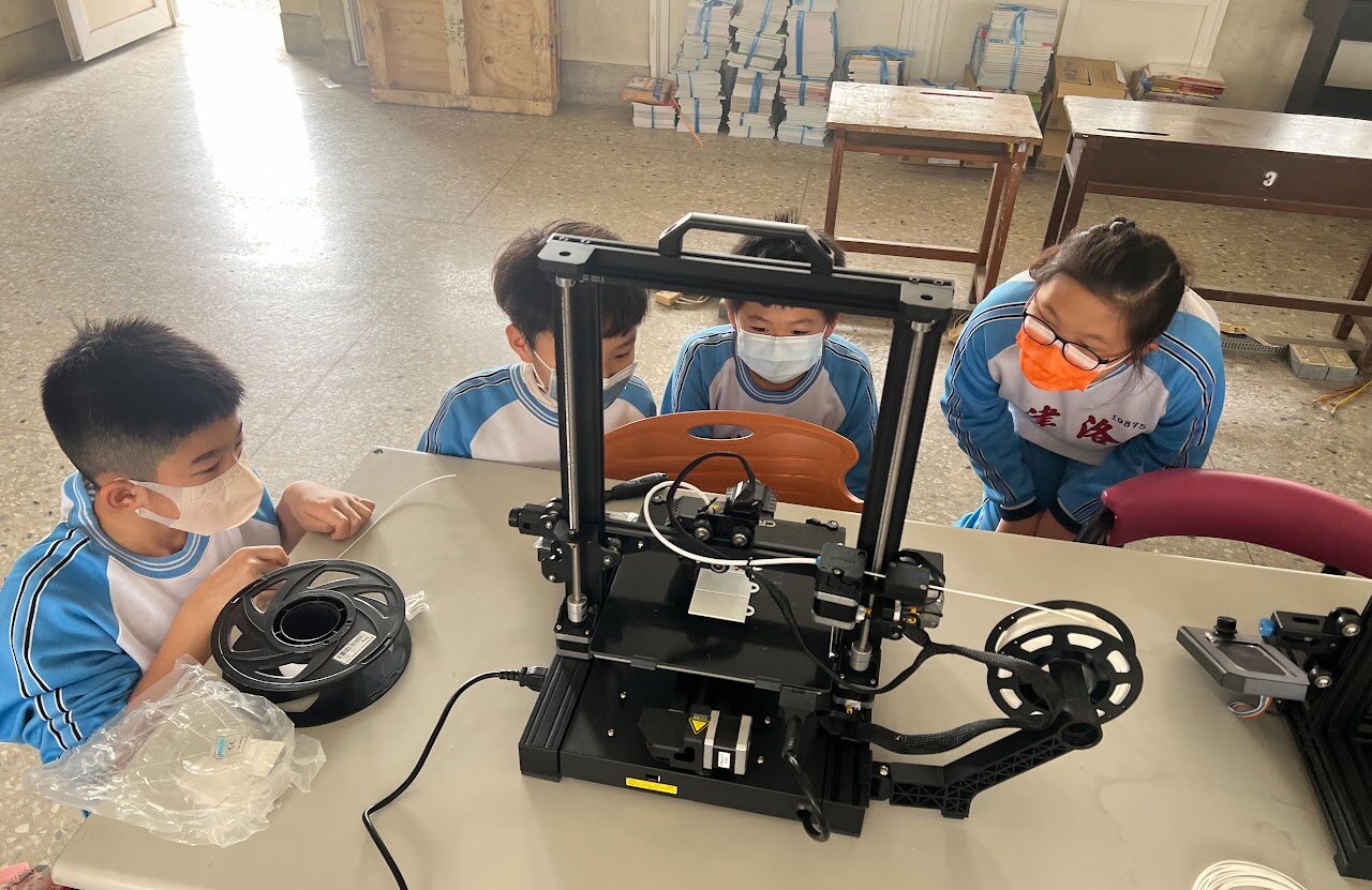 洛津國小學生觀察3D印表機列印 Loojing students watching a 3D printer at work