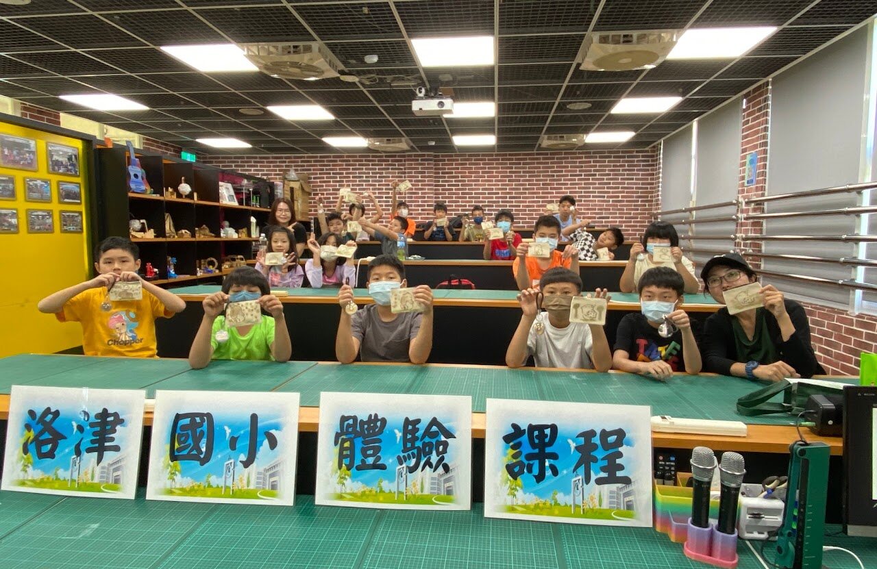 洛津國小體驗課程學生成果展示 Loojing students showing their maker education projects