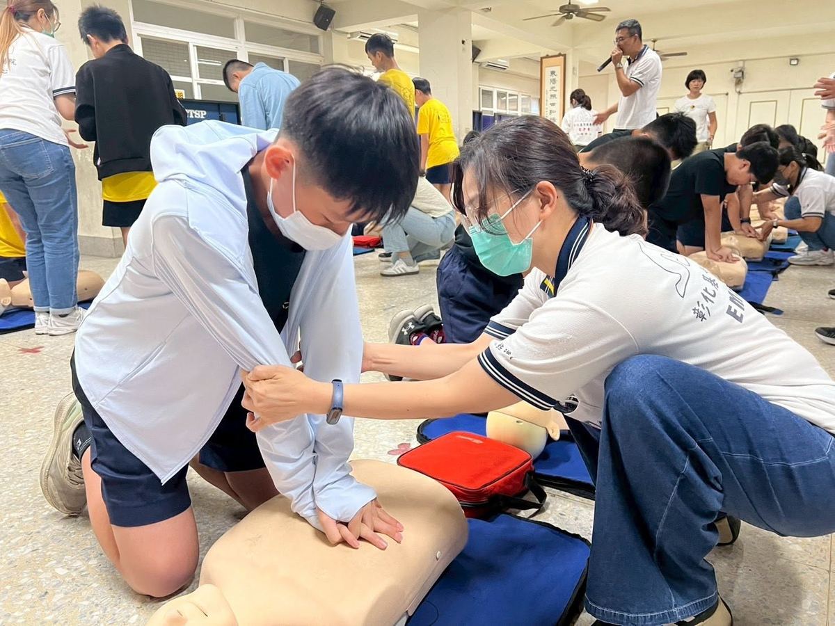 A Ludong student practicing chest compressions on a CPR training mannequin