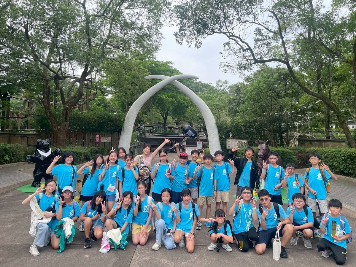 Sixth-grade class group photo on their outdoor education trip
