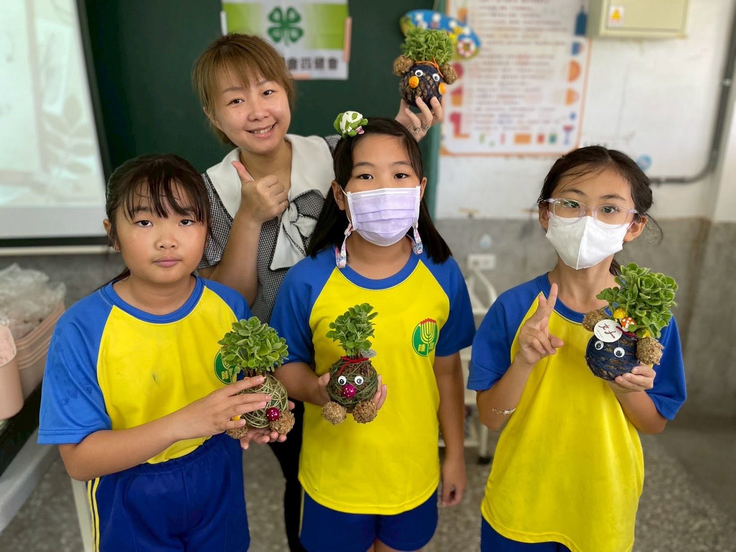 Students with a craft project · 陸豐學生課程作品