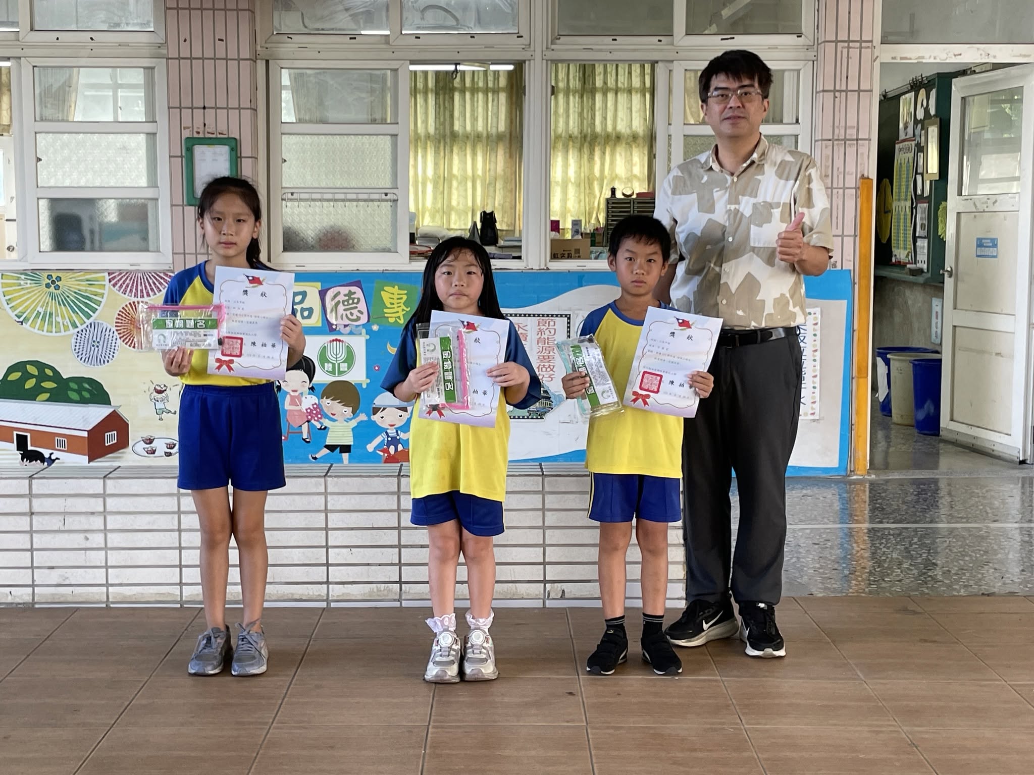 Principal Chen with students · 陳柏華校長與學生