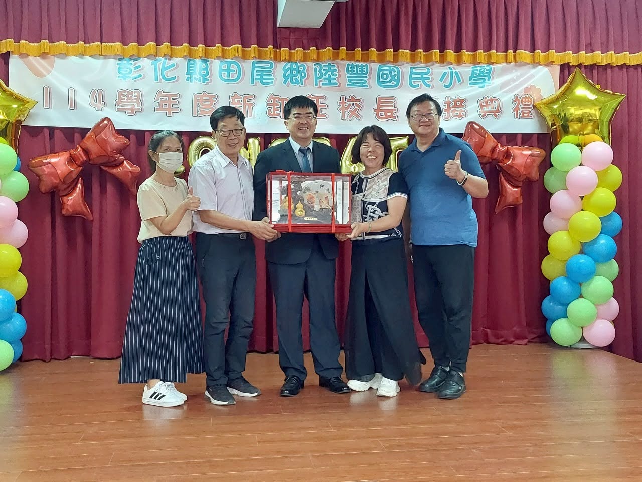 校長交接禮物致贈 · Presenting a gift at the ceremony