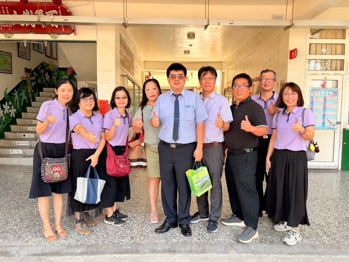 陳柏華校長與陸豐國小教職員合影 · Principal Chen with Lufeng faculty