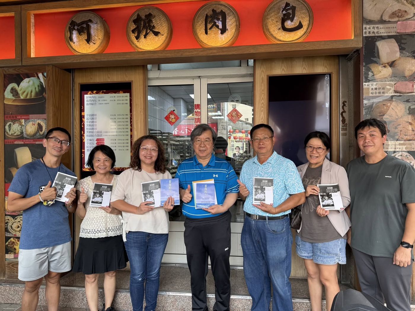 鹿港國小校長與主任到阿振肉包向校友鄭老闆致謝合影