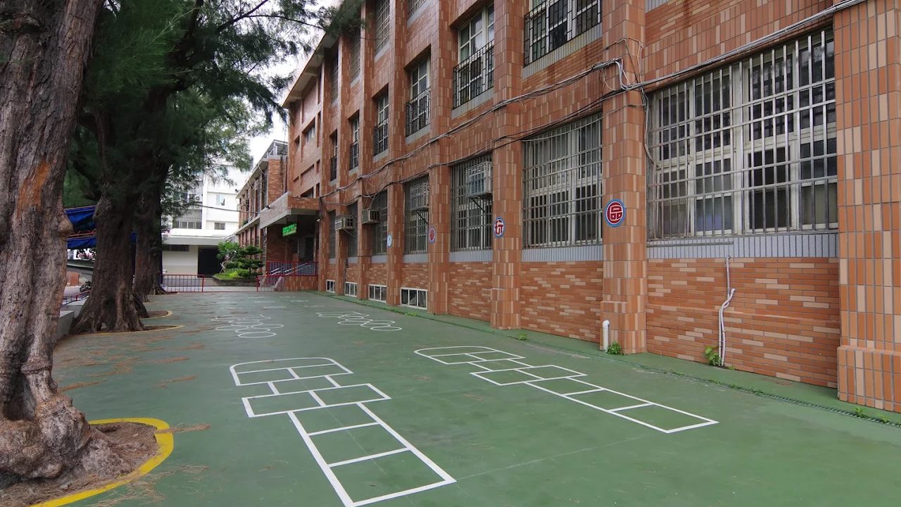 鹿港國小教室外走廊地面的跳格子