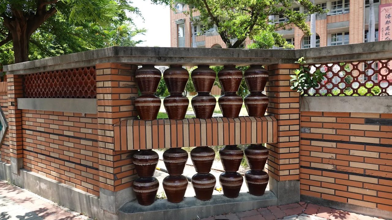 鹿港國小圍牆上以陶甕堆砌的甕牆 The jar wall along the Lukang Elementary boundary, built from rows of ceramic urns