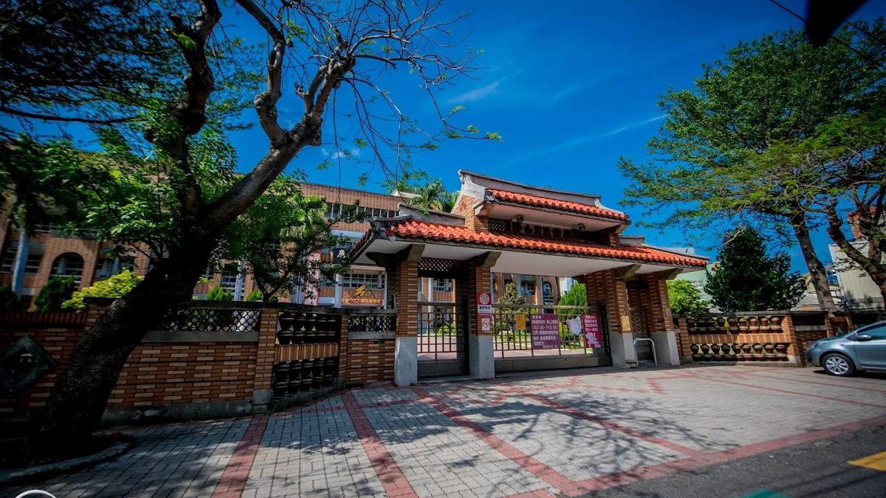 鹿港國小紅瓦側門