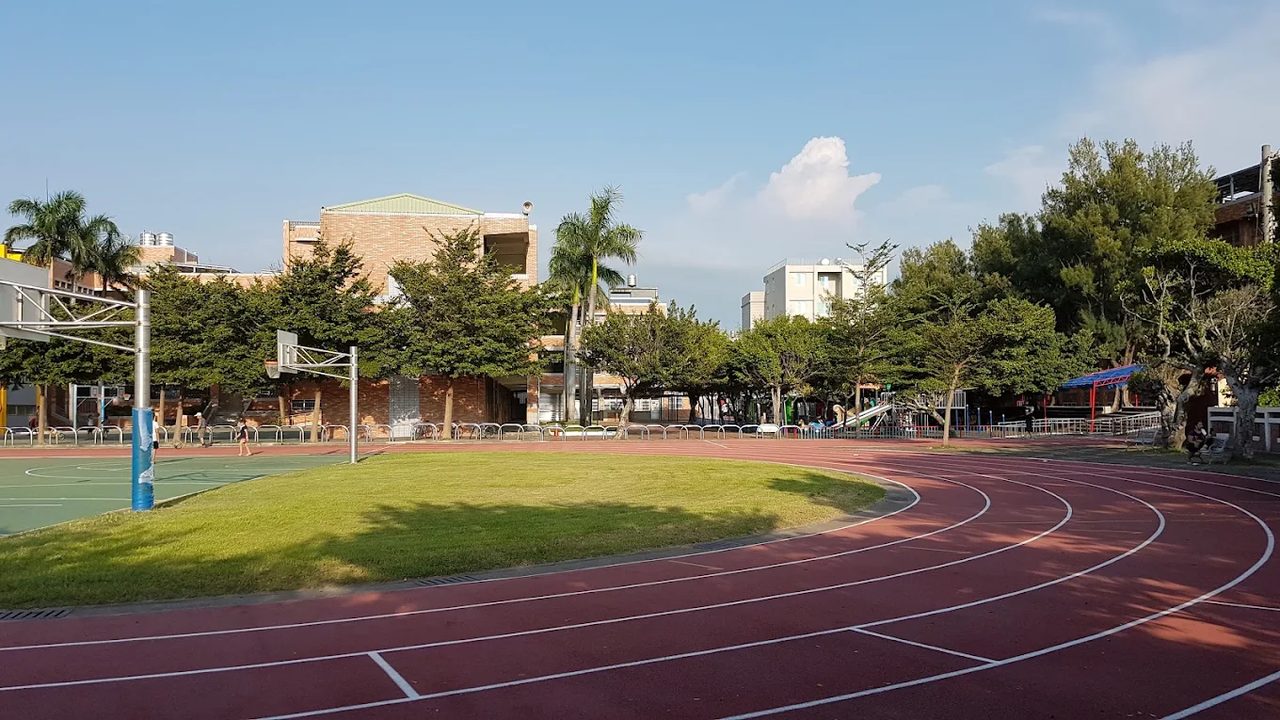 鹿港國小紅色 PU 跑道與綠茵操場