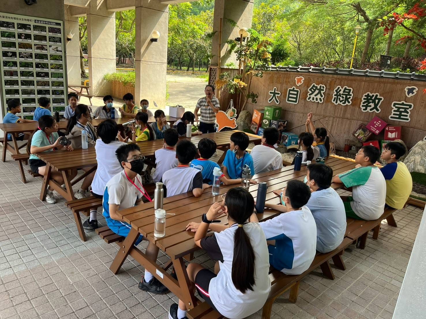 鹿鳴國中學生在大葉大學SDGs大自然綠教室聽講
