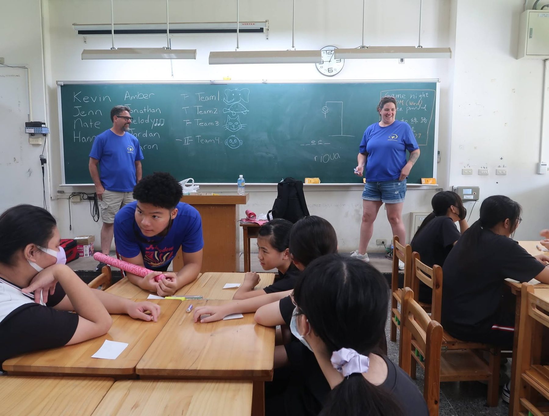 外師團隊於黑板前帶領學生小組挑戰