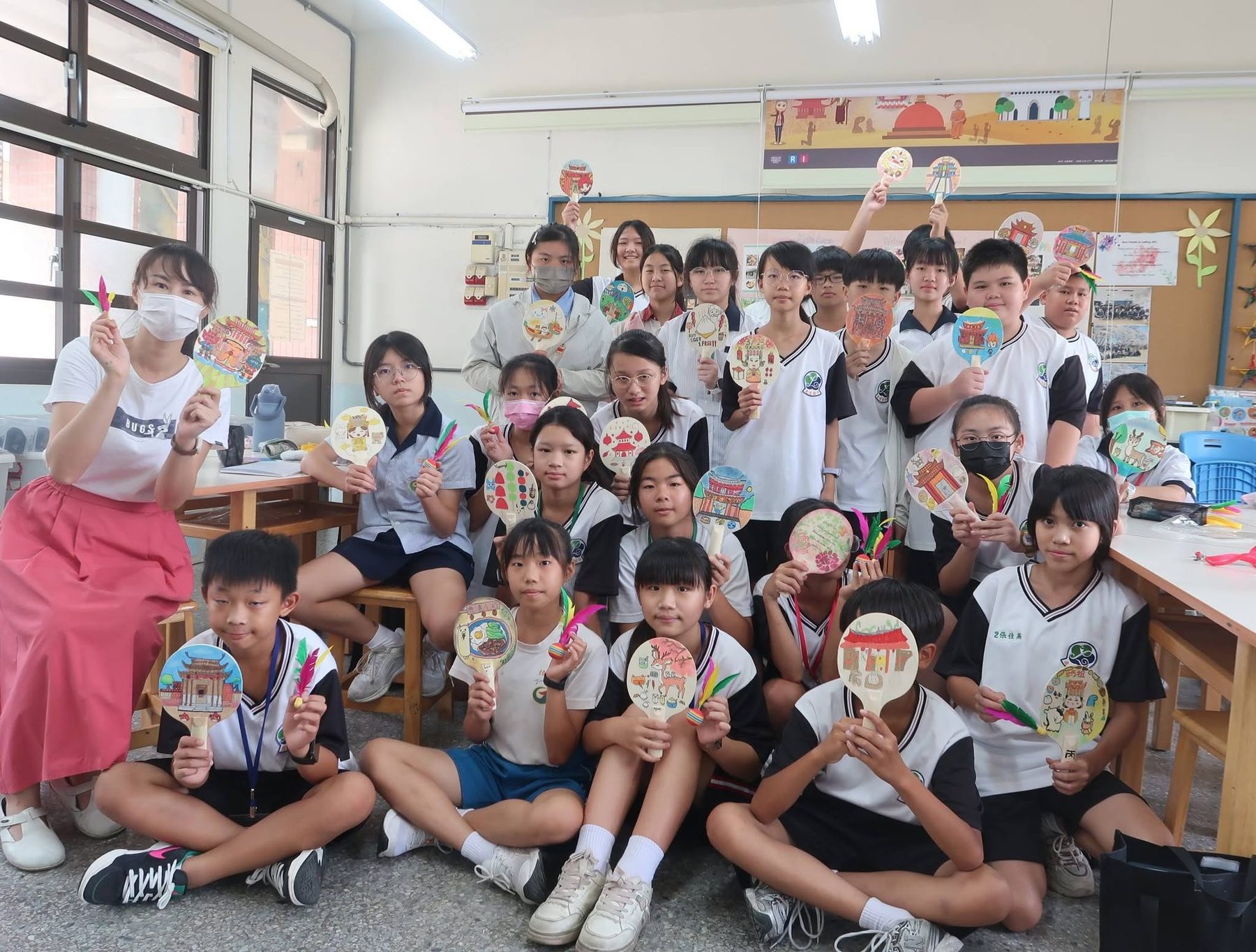 鹿鳴國中跨域英語營學生手持彩繪球拍合影