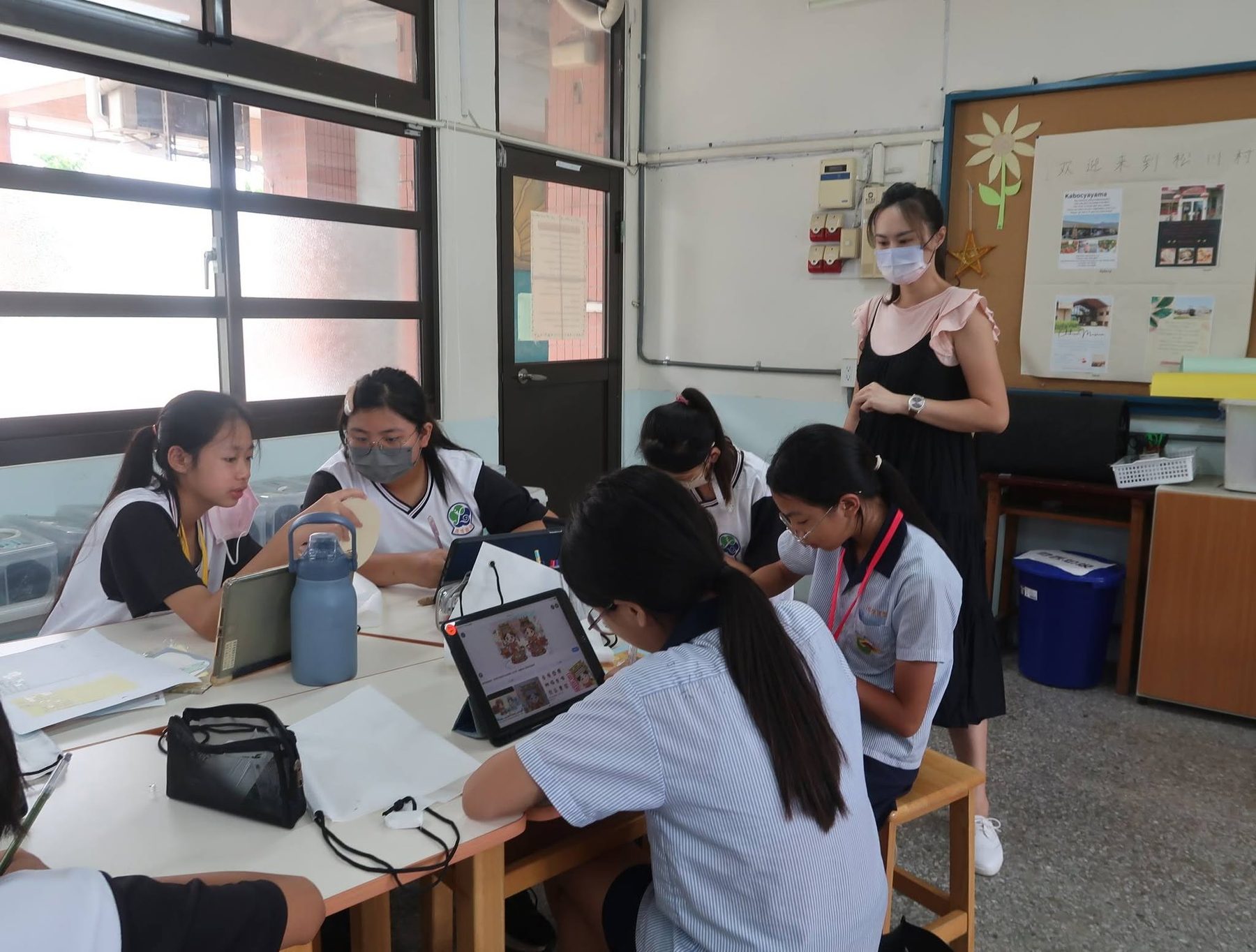 鹿鳴國中學生分組討論繪製球拍圖案