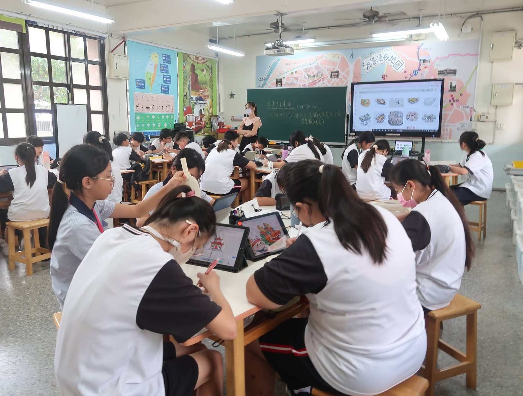 鹿鳴國中學生使用平板繪製鹿港文化圖像