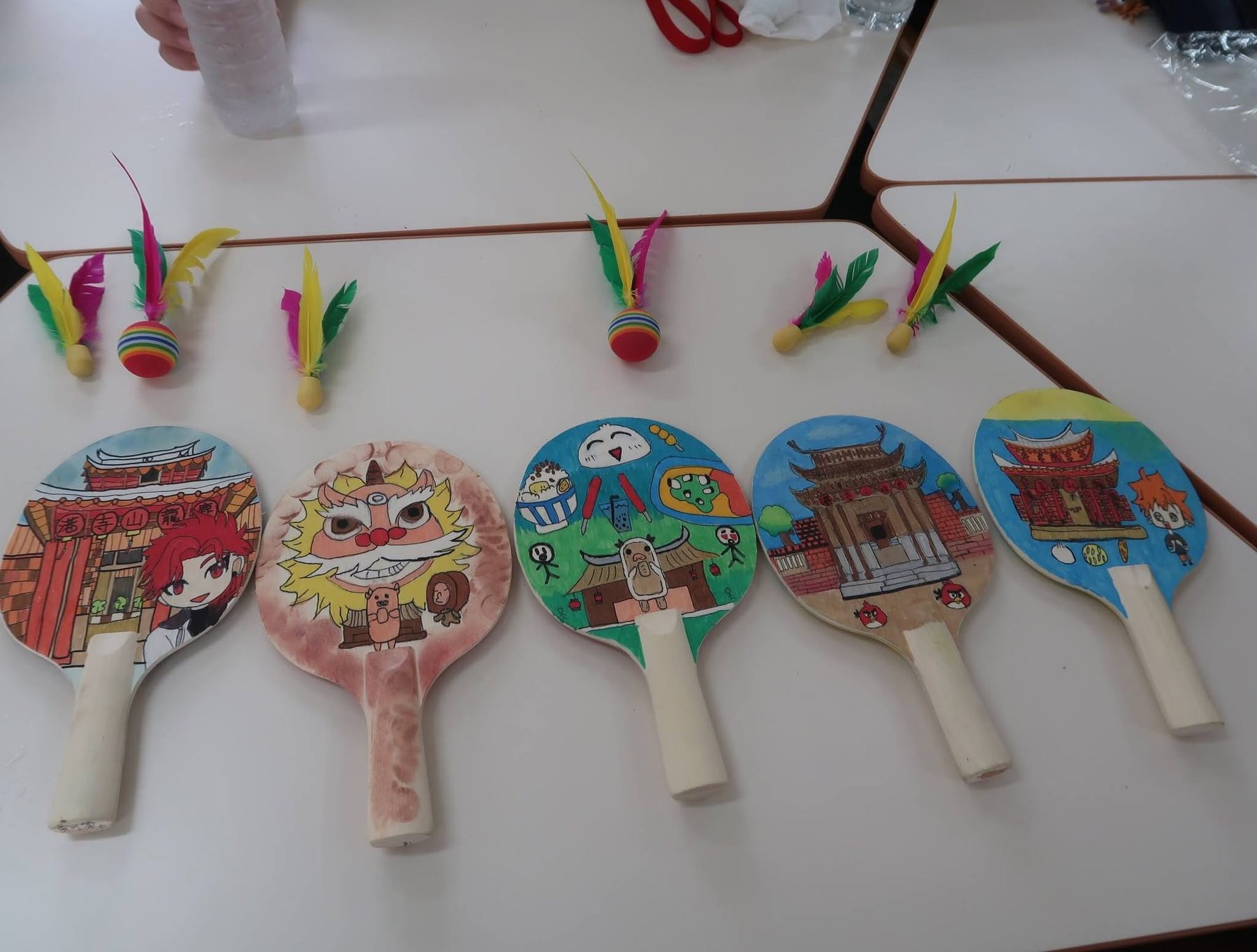 學生完成的鹿港文化彩繪球拍作品