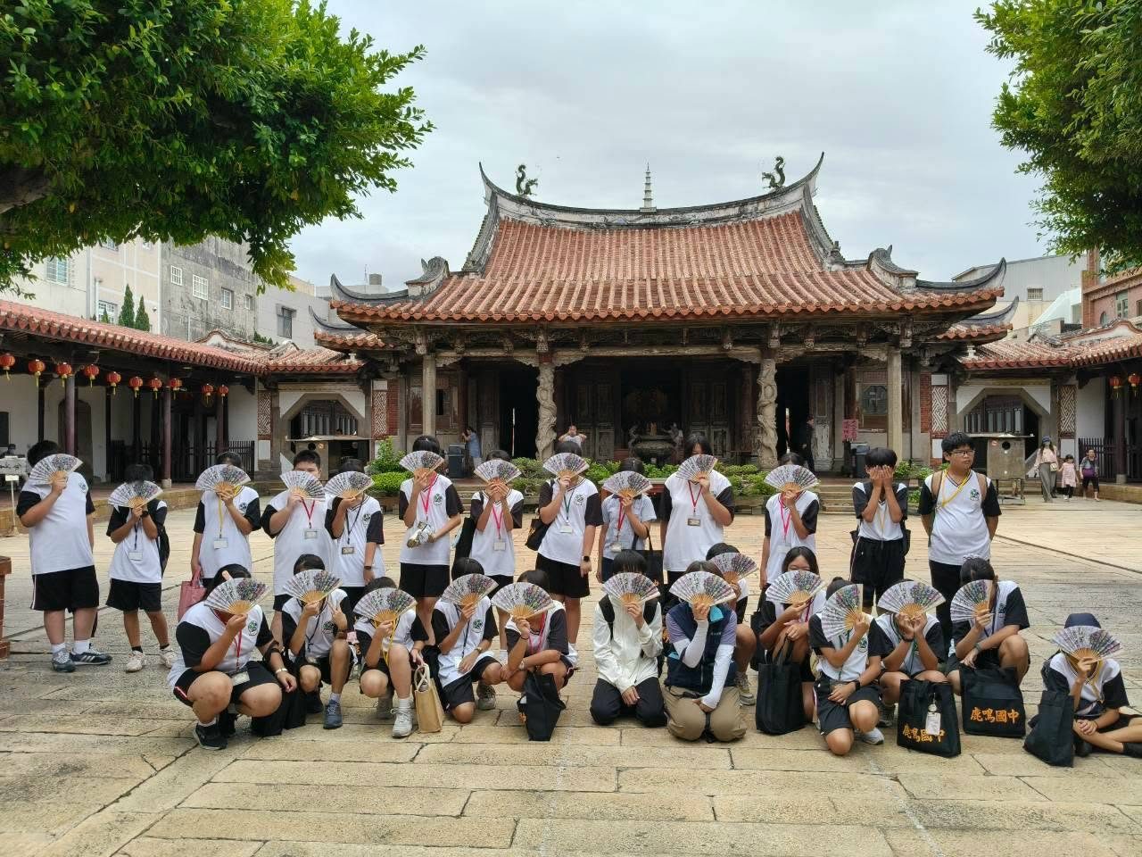 鹿鳴國中新生於龍山寺前合影