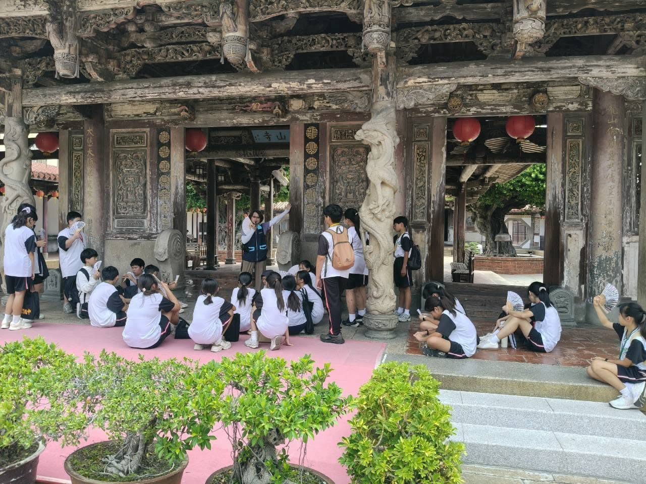 鹿鳴國中學生在龍山寺聽導覽解說