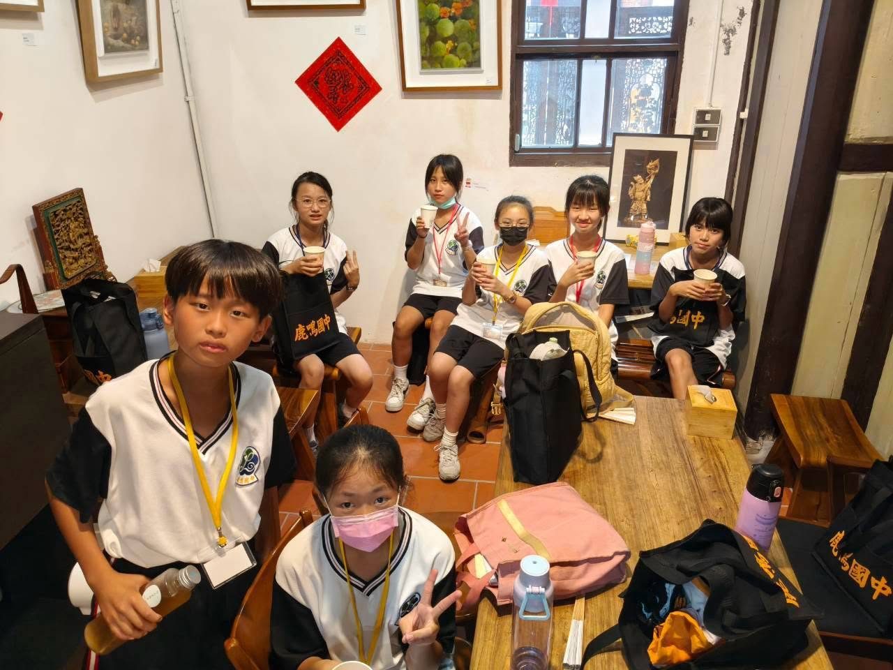 鹿鳴國中學生於十宜樓品茶休憩
