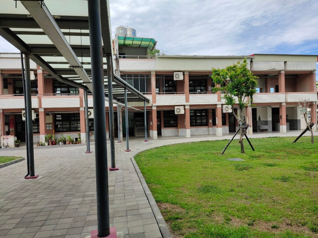實踐樓周邊廊道與中庭