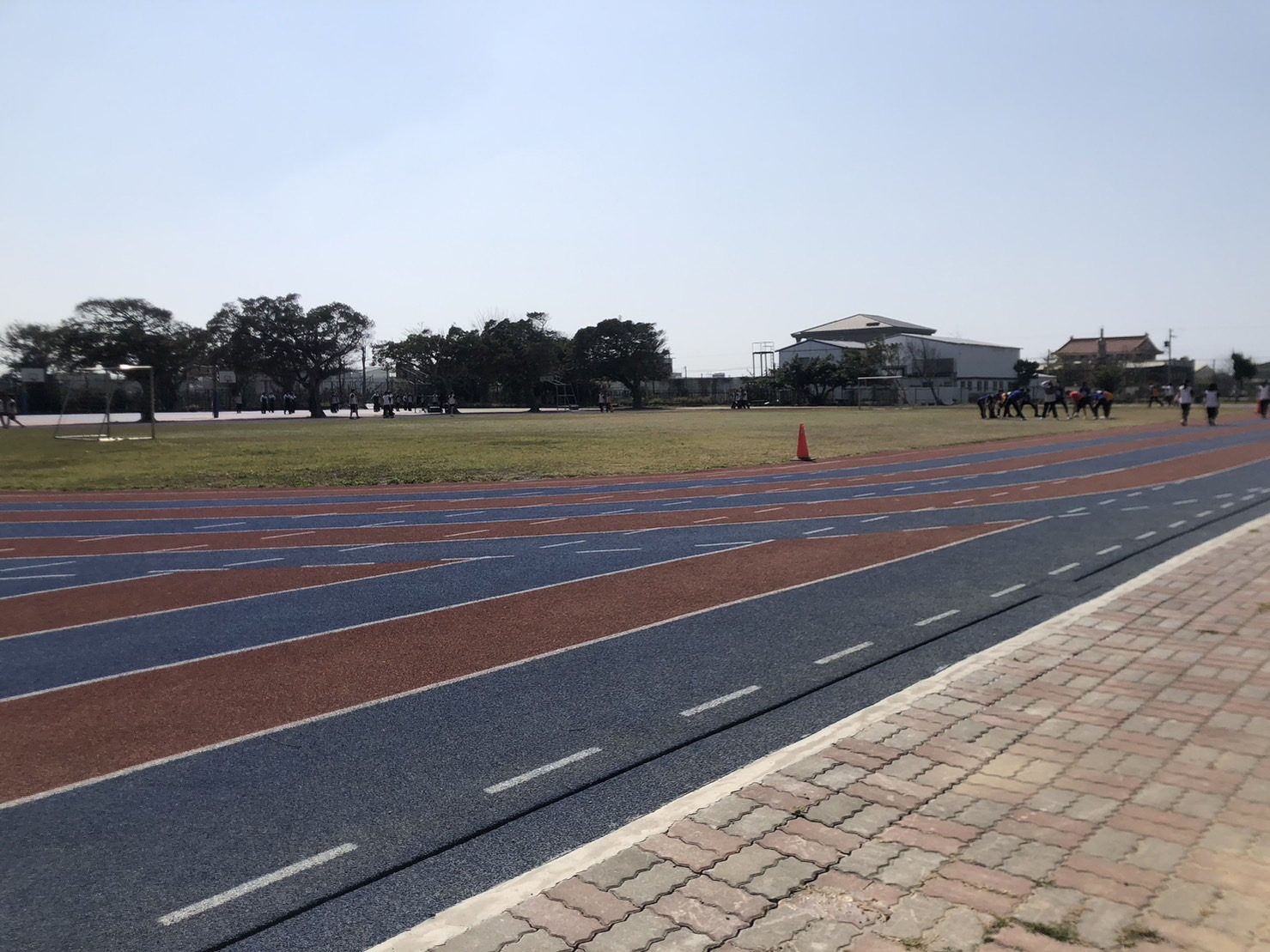 鹿鳴國中操場跑道，學生在藍天下活動