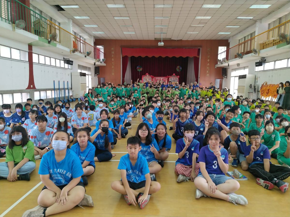 北管樂師到校演出，螺青師生於體育館大合照