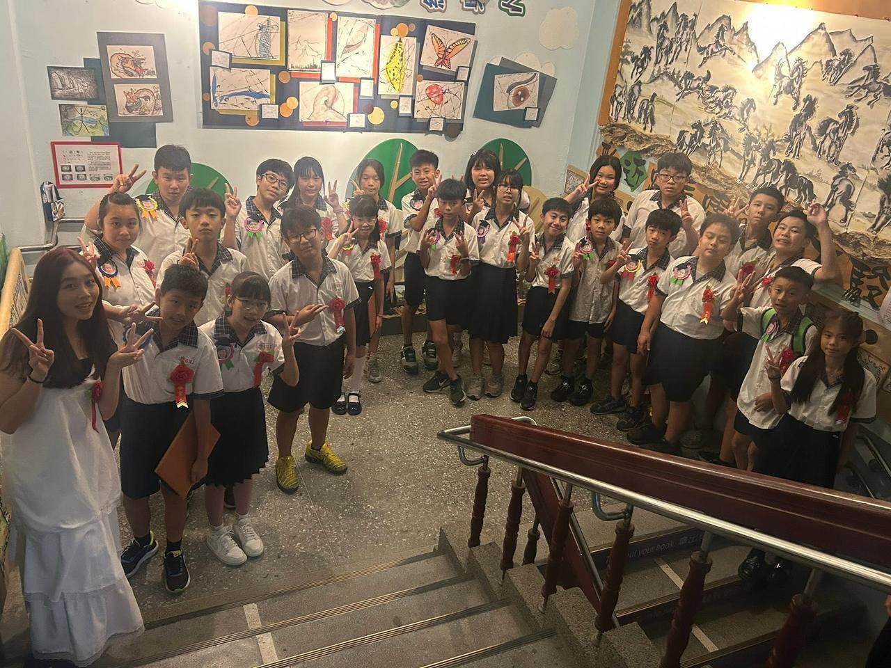 螺陽國小畢業生在美勞教室內開心合影