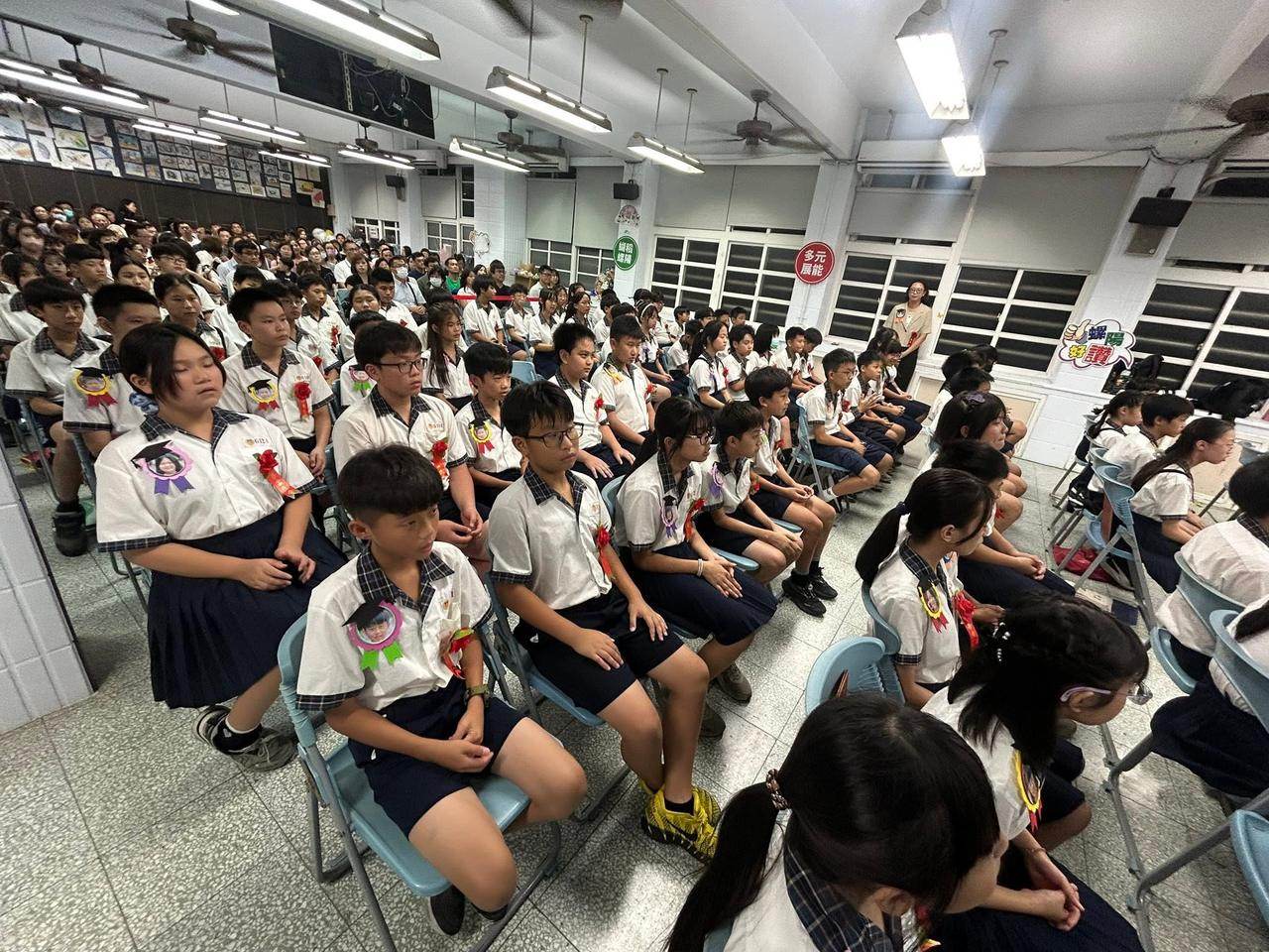 畢業典禮現場學生們坐滿禮堂