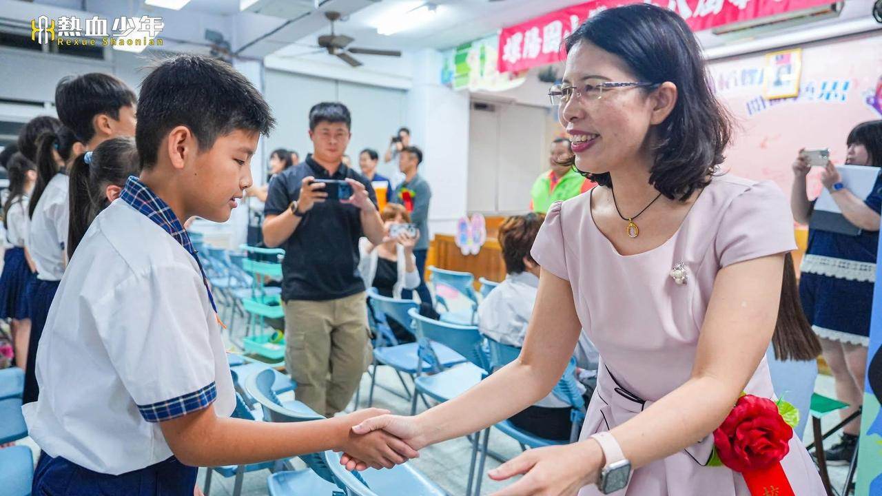 校長與畢業生在典禮上握手道別