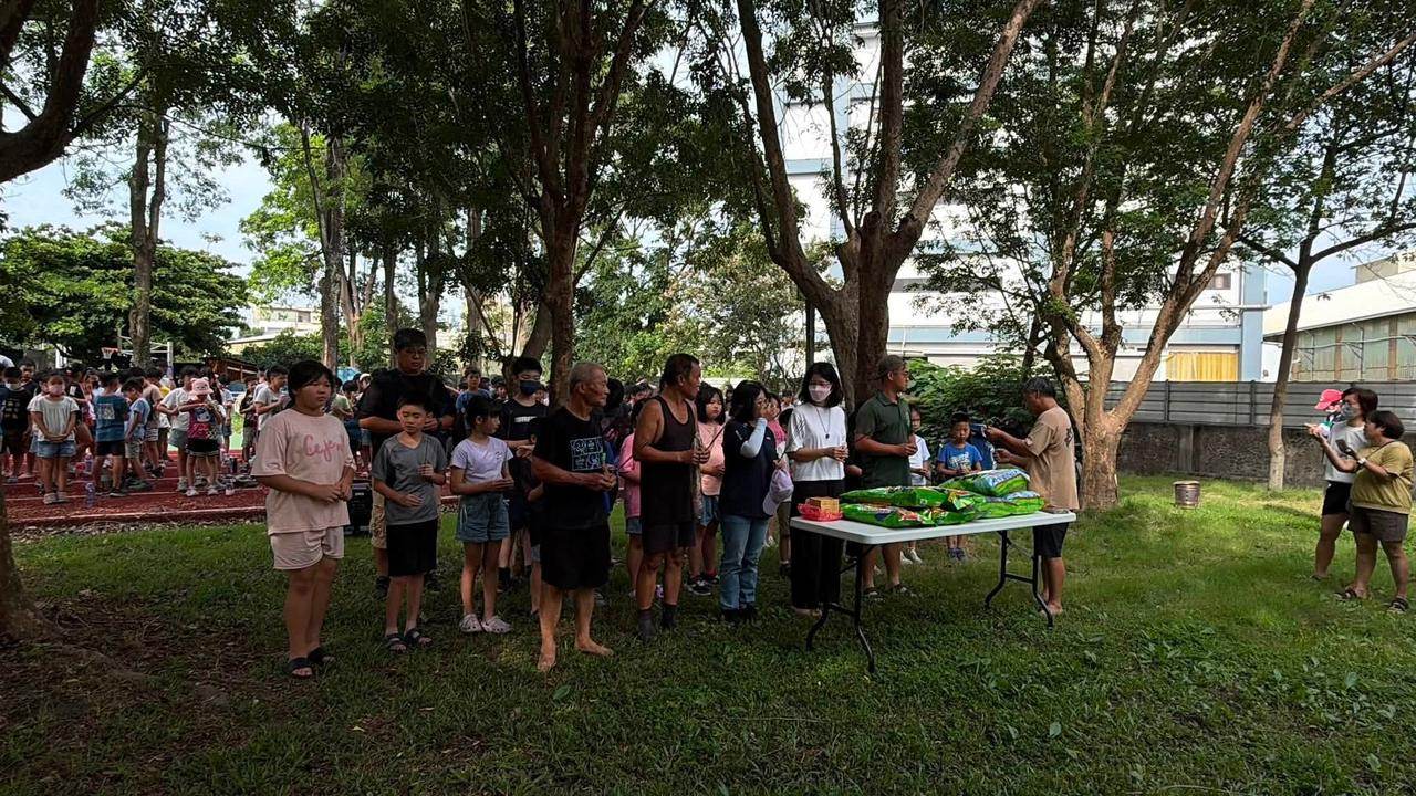 師生們圍在桌邊準備秧苗