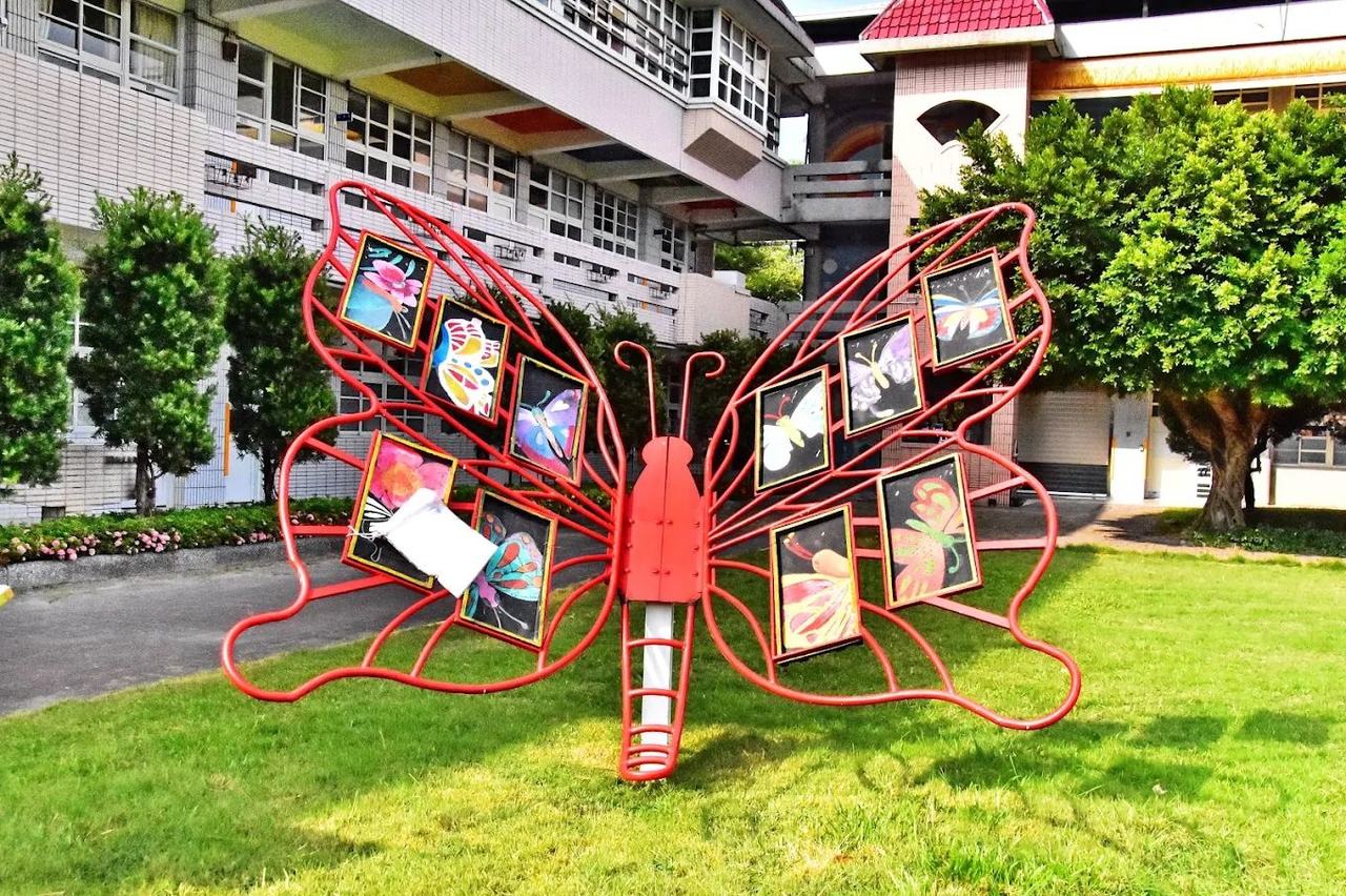 螺陽國小校園裡的紅色蝴蝶造型展示架 Butterfly sculpture on the Luoyang campus lawn