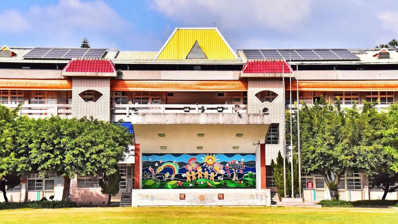 螺陽國小主建築與學生彩繪壁畫 Luoyang Elementary main building and student mural