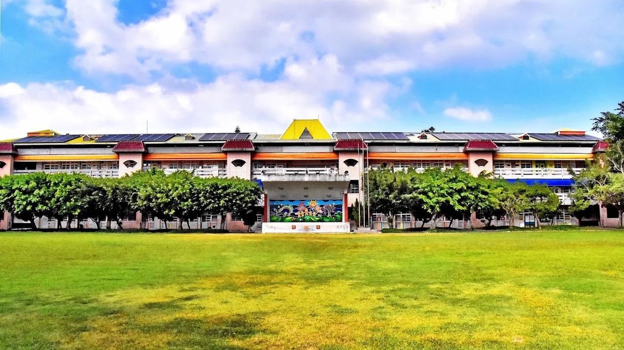 螺陽國小校舍與大草坪